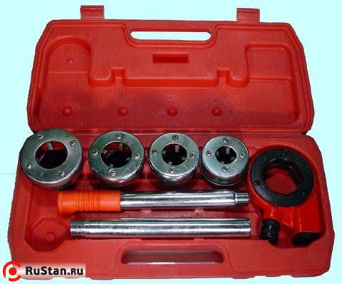 Клуп трубный для конической резьбы R (BSPT) 1/2-3/4-1-1 1/4" c трещеткой в пласт. кейсе фото №1 Клуп трубный для конической резьбы R (BSPT) 1/2-3/4-1-1 1/4" c трещеткой в пласт. кейсе фото №1