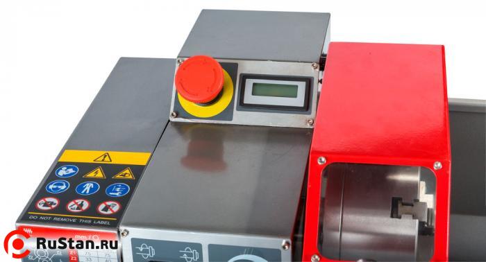 На дисплее отображается частота вращения шпинделя. Кнопка аварийной остановке станка отключает вращение и подачу на станке в случае нештатной ситуации фото №5 JET BD-8VS фото №5