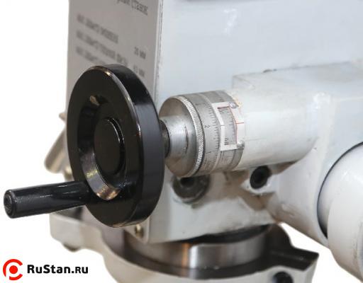 Маховик микрометрической подачи вынесен на фронтальную часть фрезерной головки и снабжен нониусом. фото №9 Маховик микрометрической подачи вынесен на фронтальную часть фрезерной головки и снабжен нониусом. фото №9