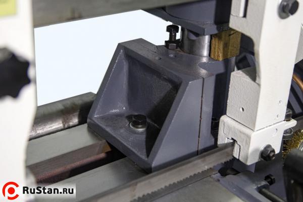 Надёжная фиксация обрабатываемых заготовок. Наличие гидравлических тисков. В движение тиски приводятся посредством кнопок, расположенных на панели управления. фото №15 METAL MASTER MGH-300 фото №15