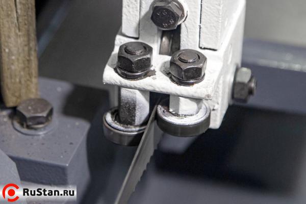 Полотно расположено перпендикулярно заготовке. Это обеспечивается благодаря направляющим, в которые установлены подшипники. Вылет направляющих регулируется в зависимости от размеров заготовки. фото №5 METAL MASTER MGH-300 фото №5