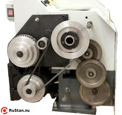 Главное преимущество токарного станка: Наличие металлических шестерней обладающих высоким ресурсом и повышенной износостойкостью, а наличие клиновидного ремня позволит избежать повреждения двигателя при превышении нагрузки на шпиндель фото №13 Metal Master MML 2870V фото №13